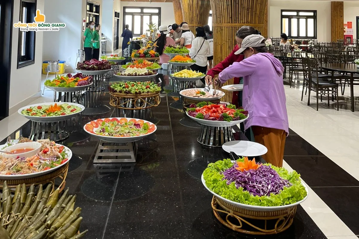 Không gian buffet tại nhà hàng Cổng Trời Đông Giang