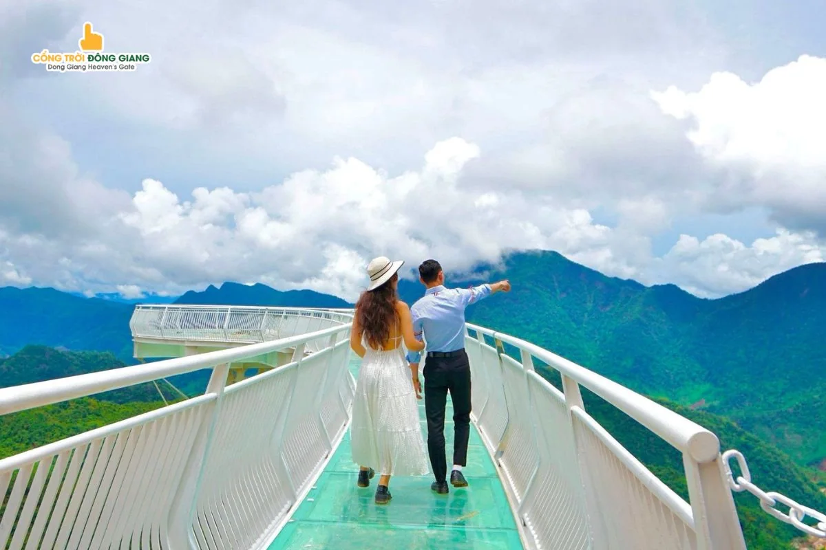Du khách đi trên Cầu kính Ngọc Rồng tại Cổng Trời Đông Giang