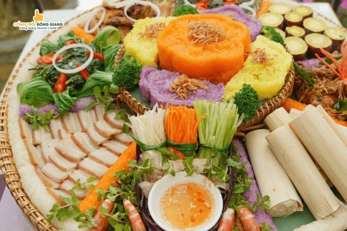 Mâm món ăn địa phương phục vụ tại Cổng Trời Đông Giang